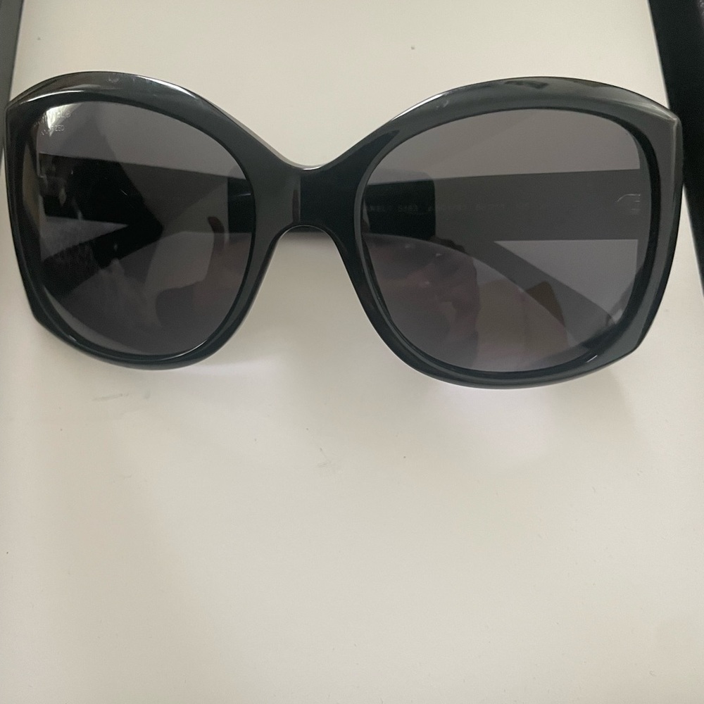 CHANEL Elegant Black Oversized Sunglasses